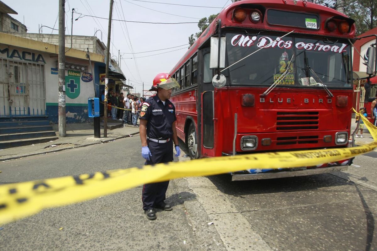 El bus que conducía Edgar Antonio López quedó detenido frente a una iglesia evangélica. (Foto Prensa Libre: Edwin Bercián)