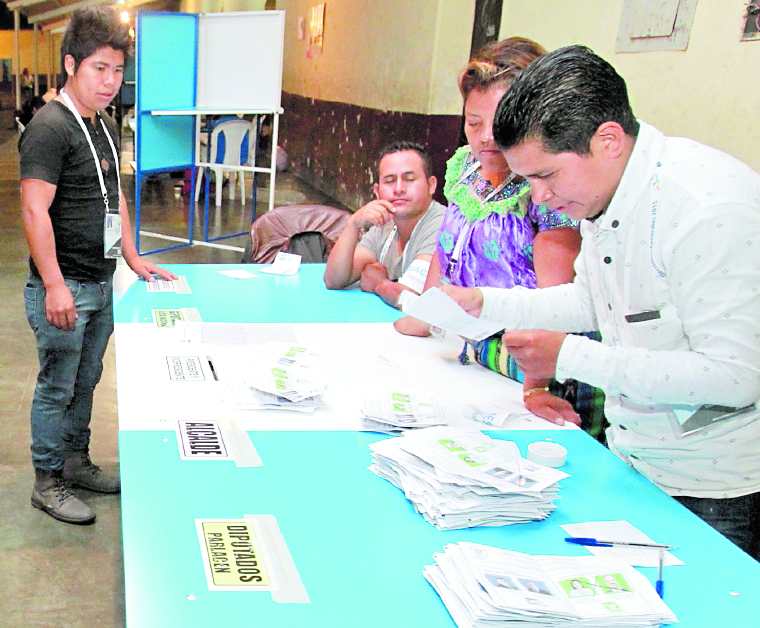 El día de la elección los partidos pagan la jornada y alimentación a los fiscales que los representan. (Foto Prensa Libre: Hemeroteca PL)
