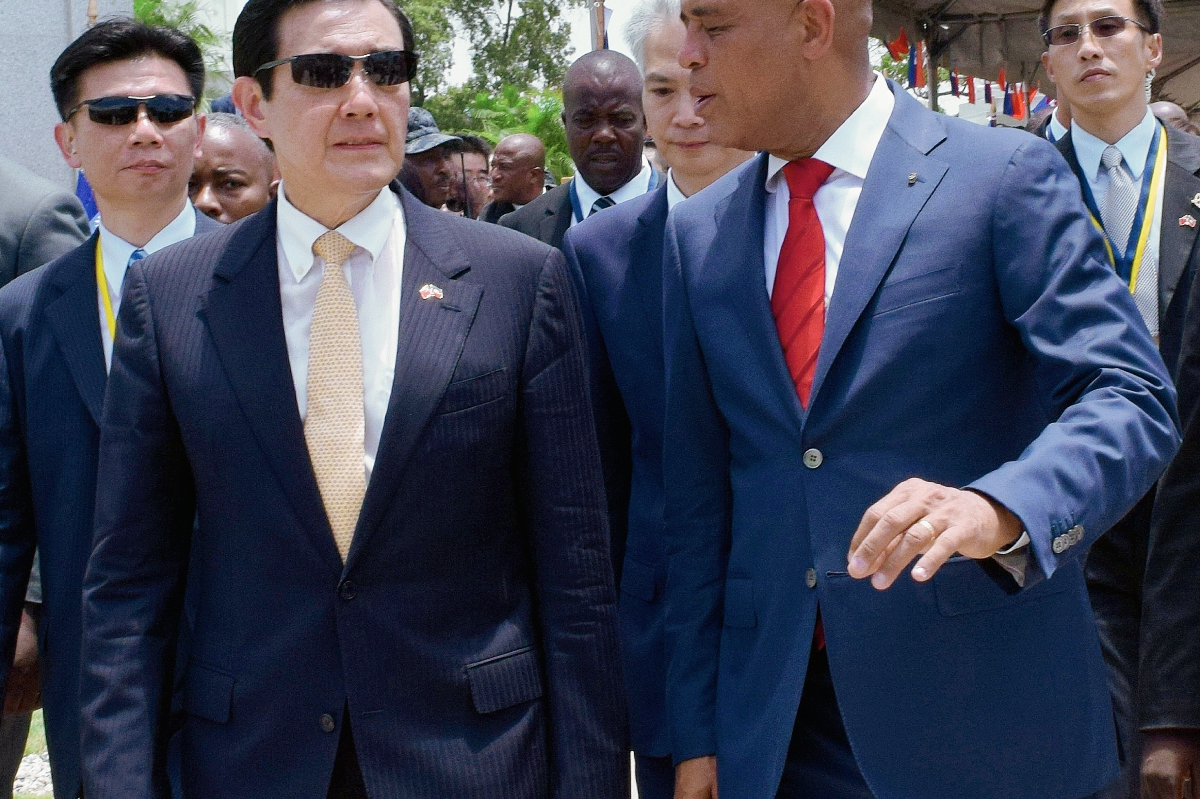 Presidente de Taiwan Ma Ying-jeou junto a su homólogo haitiano Michel Martelly en Puerto Príncipe (Haití). (Foto Prensa Libre: EFE).