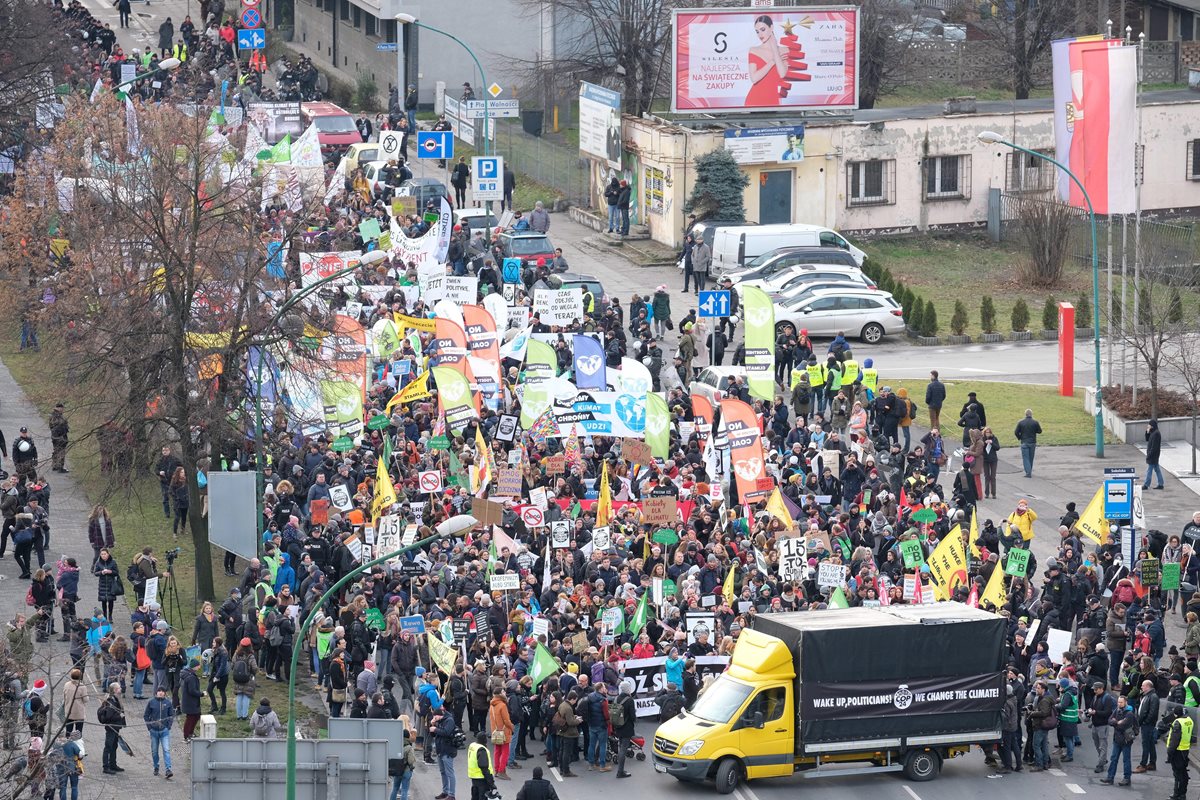Manifestación por el clima en Katowice, Polonia, mientras de celebra el encuentro de la COP24. (Foto Prensa Libre: EFE)