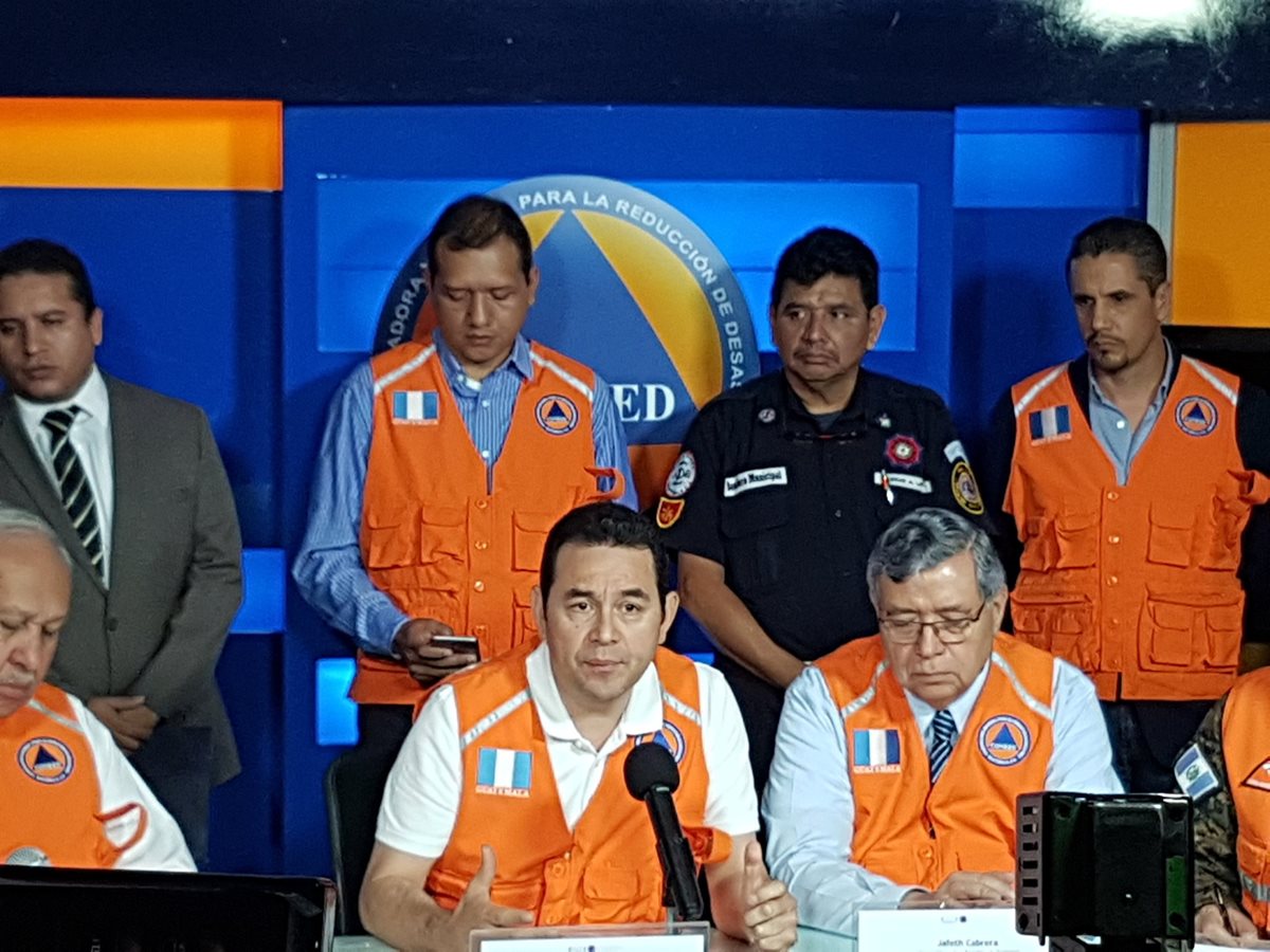 El presidente, Jimmy Morales, regresó al país y participó en una reunión de Conred. (Foto Prensa Libre: Carlos Álvarez)