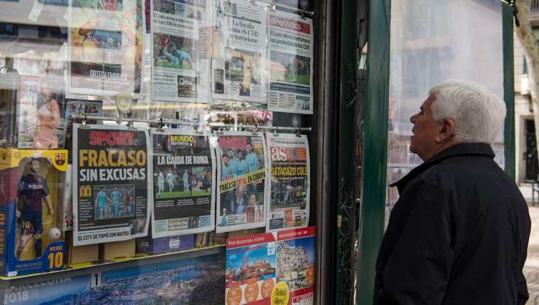 Una persona lee las portadas de los periódicos españoles en un kiosko.(Foto Prensa Libre: AFP)