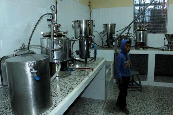 Parte del  equipo que servirá para producir leche de soya, en el Centro Nutricional Rotario de Sumpango, Sacatepéquez. (Foto Prensa Libre: Víctor Chamalé)