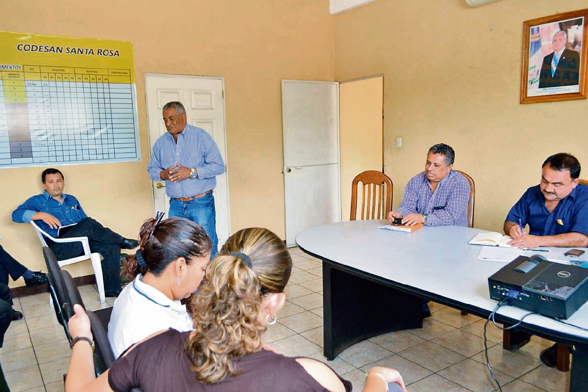 Enrique Arredondo —de pie—, alcalde de Nueva Santa Rosa, expone la situación que enfrentan. Al centro, el gobernador Adelso Salazar. (Foto Prensa Libre: Oswaldo Cardona)
