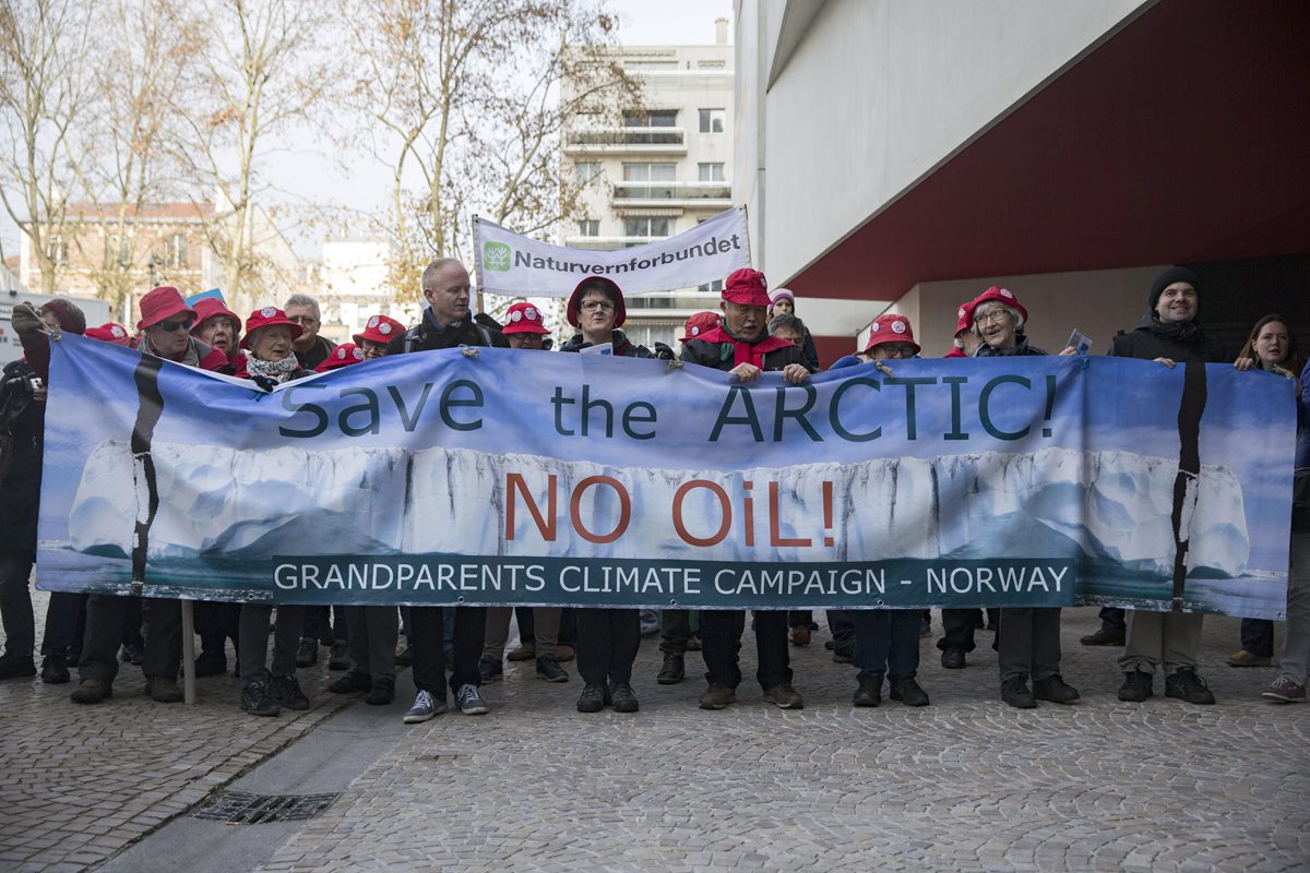 Activistas ecológicos protestan en París en contra de la explotación de petróleo en el Ártico. (Foto Prensa Libre: EFE).