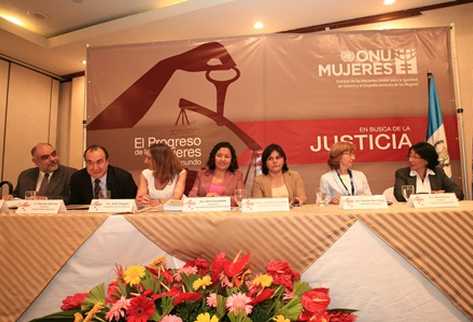 Grupo que participó en la presentación del informe  El progreso de las mujeres en el mundo . (Foto Prensa Libre: Hugo Navarro)