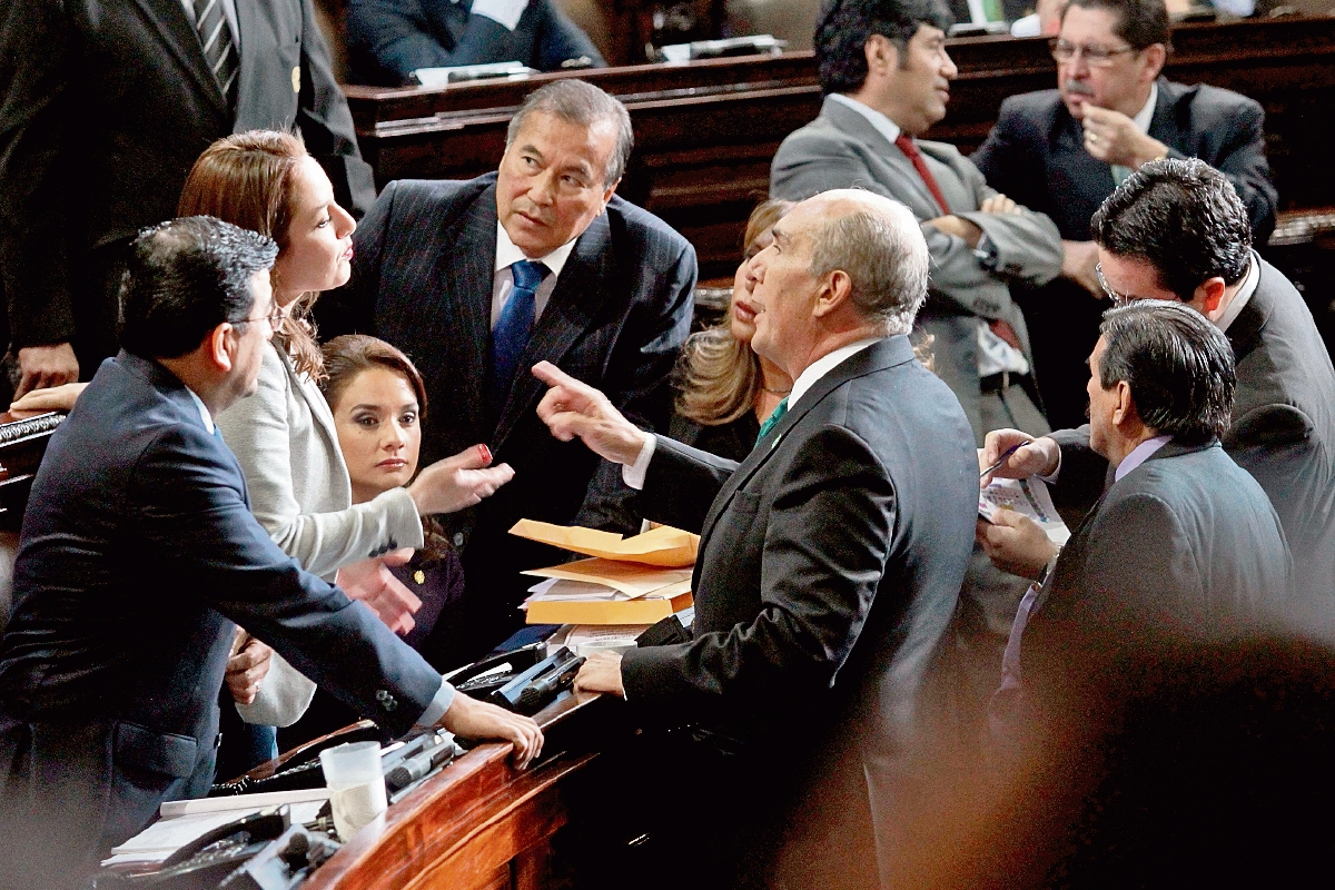 Los diputados del Partido Patriota (PP) y de Unión del Cambio Nacional (UCN) chocaron ayer, en la primera sesión ordinaria, por la ubicación de las curules. Los segundos argumentaron que eran sus lugares asignados.