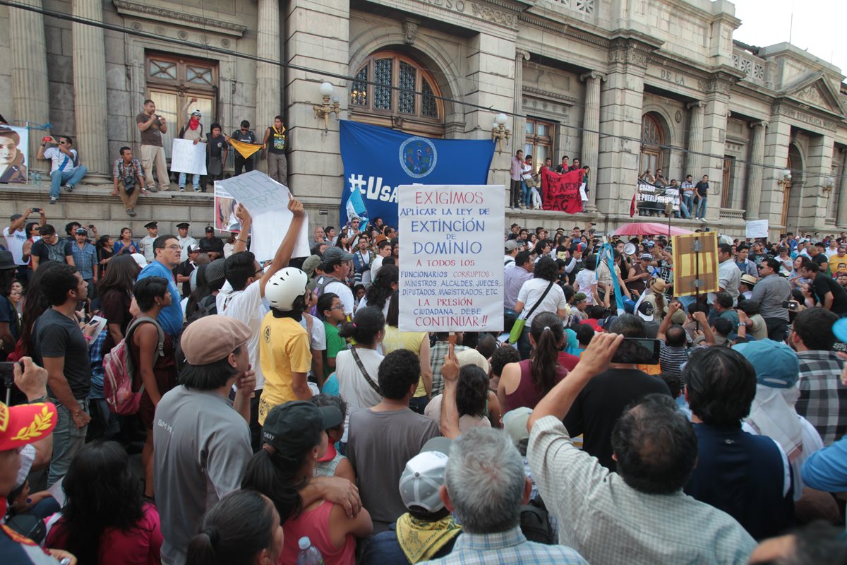 Manifestantes rodean el Palacio Legislativo, donde los diputados sesionaron y aceptaron la renuncia de Baldetti.