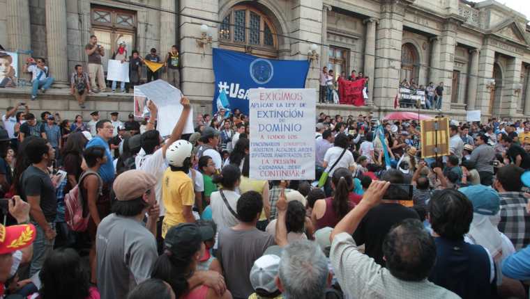 Manifestantes rodean el Palacio Legislativo, donde los diputados sesionaron y aceptaron la renuncia de Baldetti.