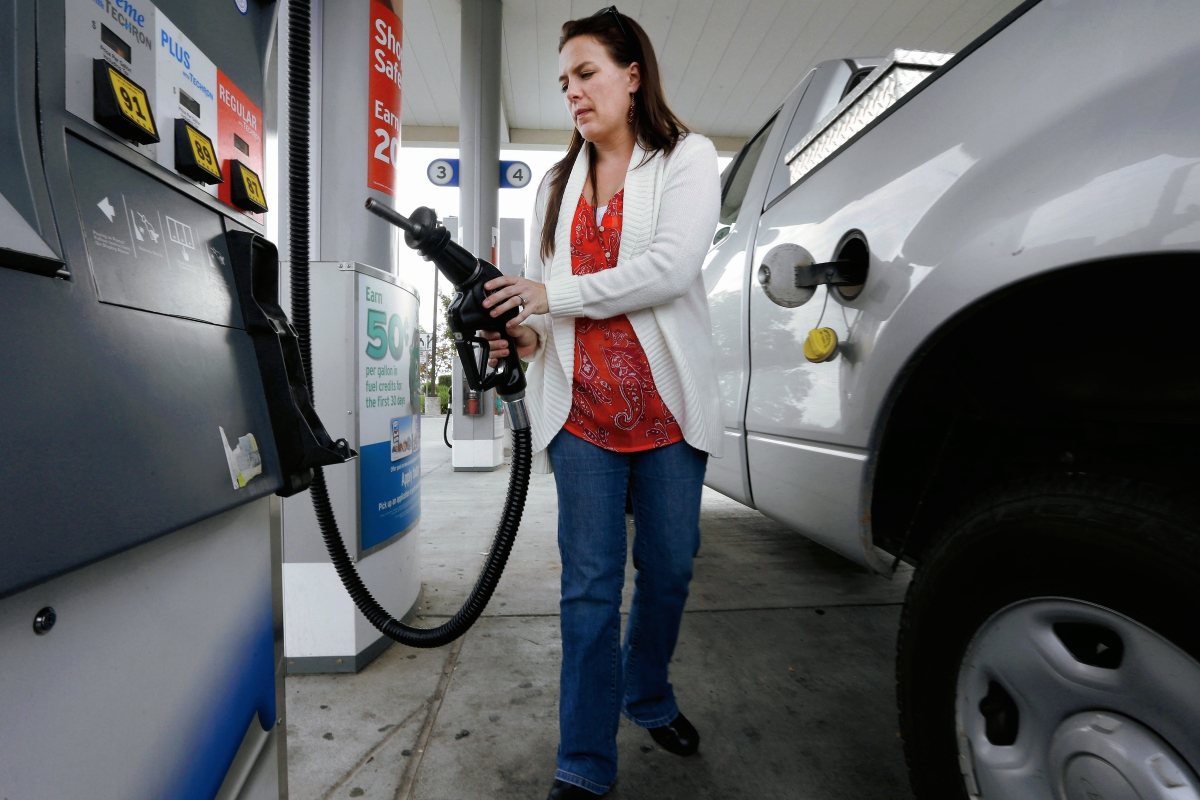 El precio del litro de gasolina súper subió de US$0.95 a US$0.97. (Foto Prensa Libre: Hemeroteca PL).