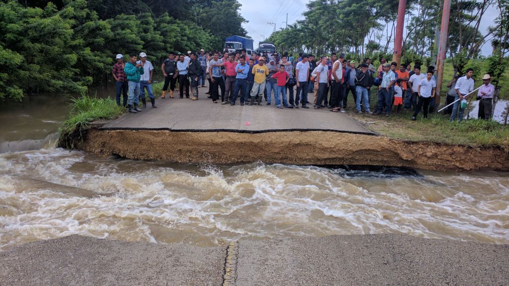 Vecinos observan daño en ruta en comunidad El Tamarindo (Foto Prensa Libre: Rigoberto Escobar).