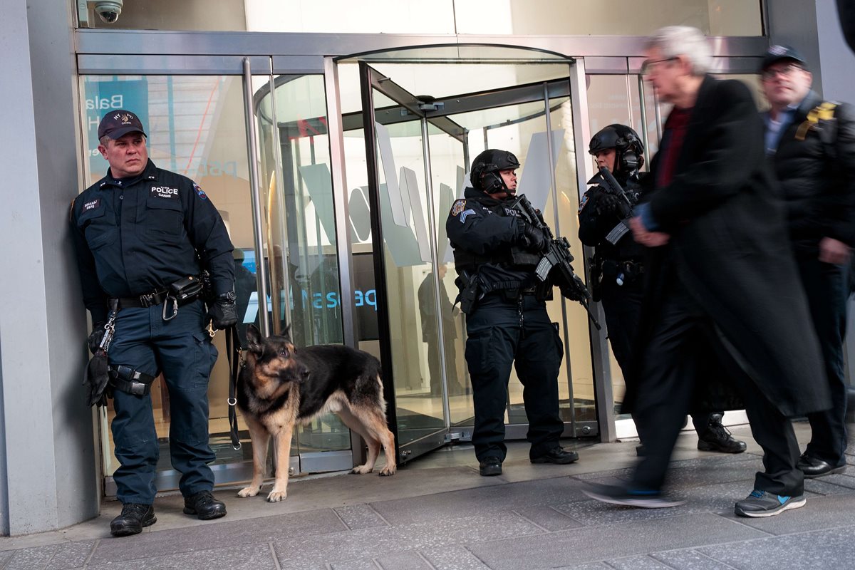 Policía de Nueva York resguarda calles y edificios. (Foto Prensa Libre: AFP)