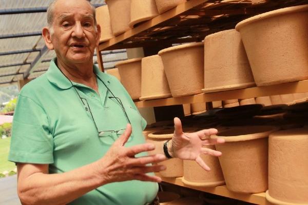 FERNANDO Mazariegos disfruta ver beber agua filtrada a personas que nunca antes la tuvieron.