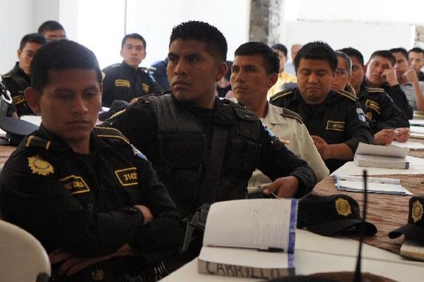 Grupo de oficiales y agentes que participa en   proceso de formación, en Sololá.