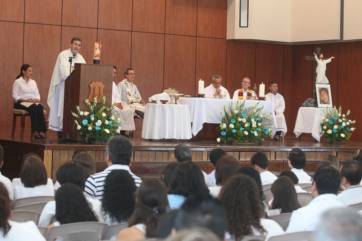 Con una misa la comunidad educativa del Liceo Javier conmemoró los nueve días de la muerte de Alex Aldana. (Foto Prensa Libre: Álvaro Interiano)