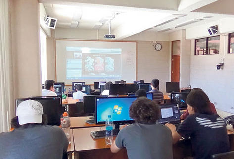 Además de la educación completamente en línea, existe la modalidad de aulas virtuales-presenciales, donde se conectan a clases desde otras universidades.