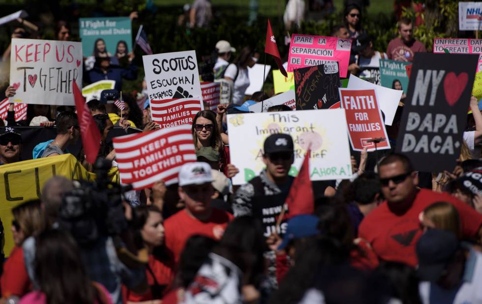 Concentración de activistas en Tribunal Supremo a favor de la reforma de Obama.(Foto Prensa Libre: AFP)
