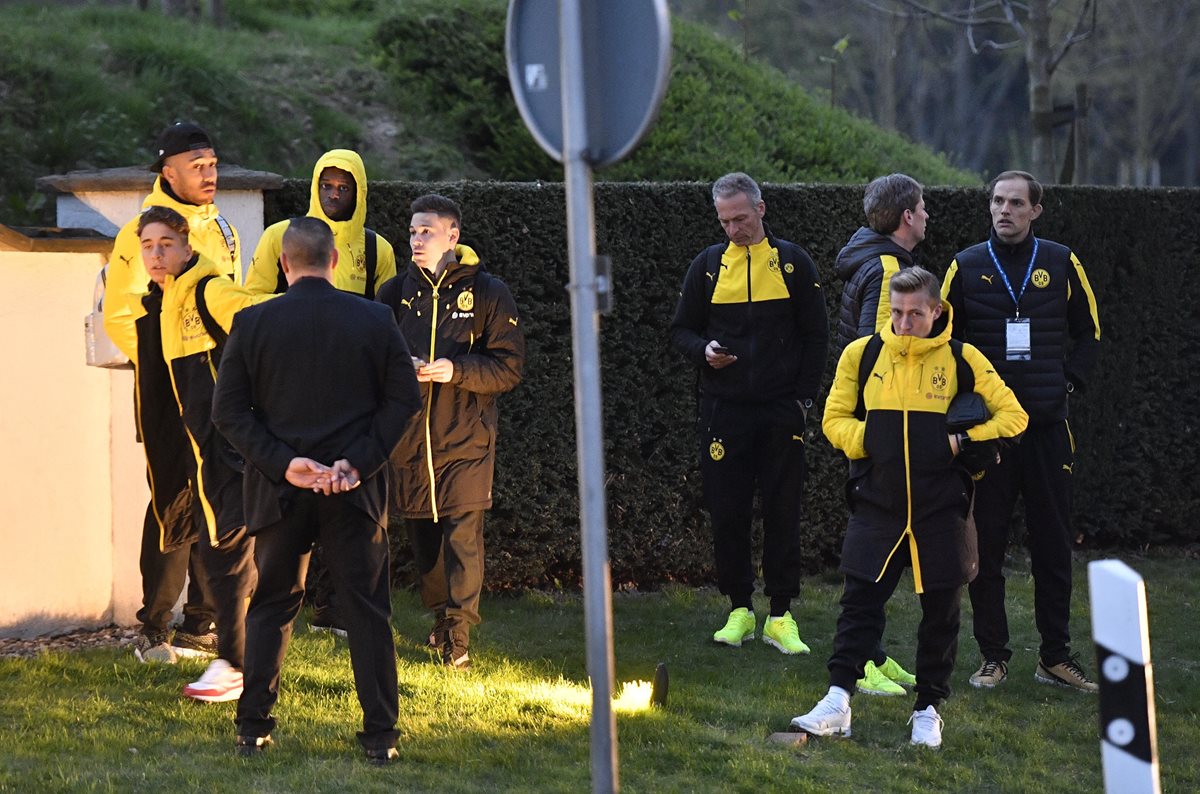 El entrenador Thomas Tuchel y algunos jugadores del Dortmund luego de las explosiones. (Foto Prensa Libre: AP)