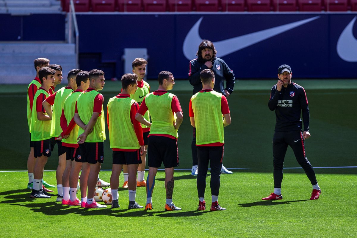 El entrenador del Atlético de Madrid, Diego Pablo "Cholo" Simeone (d) da instrucciones durante el entrenamiento de hoy del conjunto rojiblanco en el estadio Wanda Metropolitano. (Foto Prensa Libre: EFE)