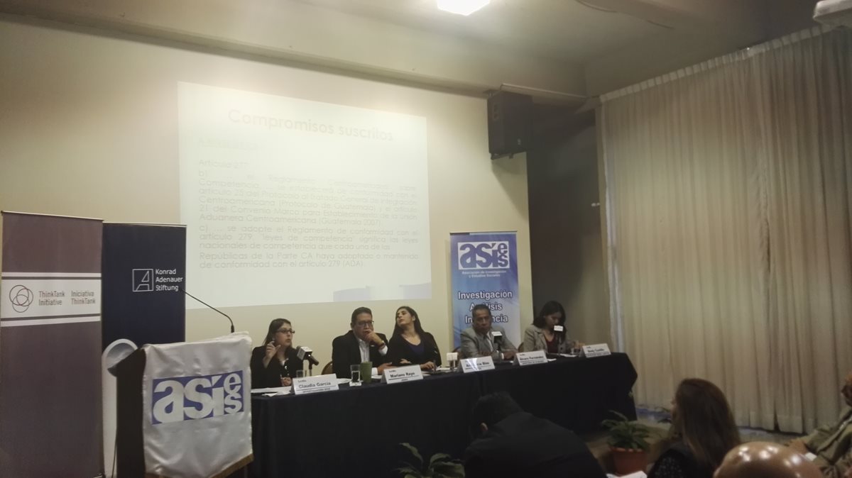 Analistas de Asies, profesionales y funcionarios públicos discutieron sobre la Ley de Competencia (Foto Prensa Libre: BENILDO CONCOGUÁ)