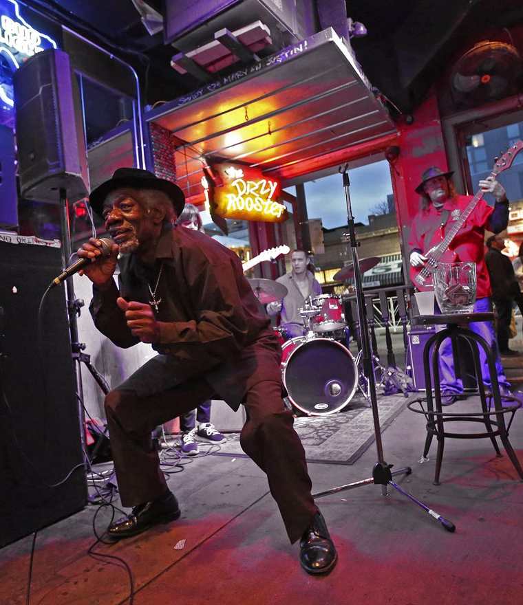 Una banda musical toca en el interior de un bar en el primer día del festival South by Southwest. (EFE).