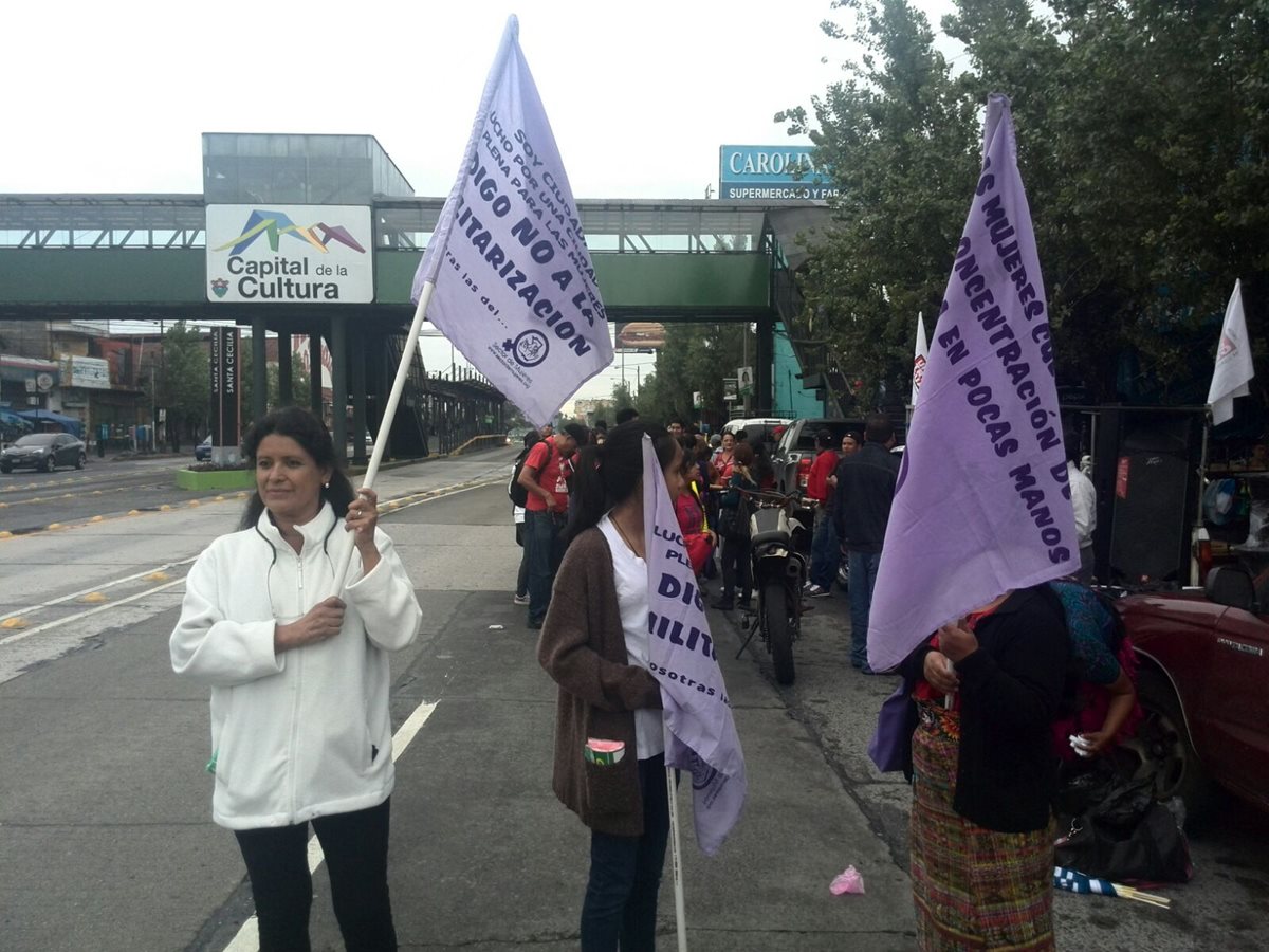 Estudiantes y sindicalistas participan en una reducida marcha por conmemorar la Revolución de 1944. (Foto Prensa Libre: Estuardo Paredes)