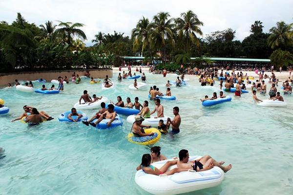 Muchas personas aprovecharon el asueto del Día de los Santos y el fin de semana para visitar el parque acuático Xocomil, en el Irtra de Reu. (Foto Prensa Libre:Rolando Miranda<br _mce_bogus="1"/>