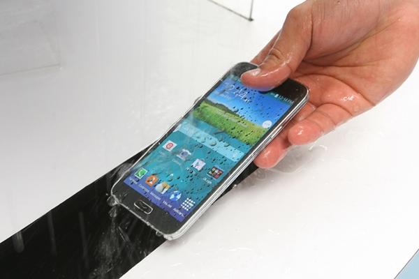 Galaxy S5 destaca porque resiste derrames de agua (Foto Prensa Libre: BILLY QUIJADA).