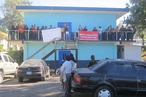Trabajadores del  Área de Salud en Sololá, en asamblea permanente.