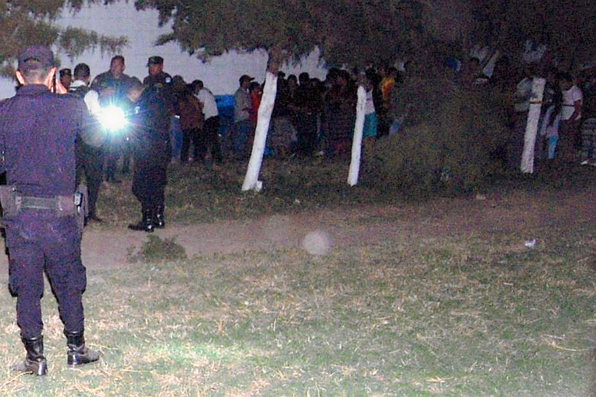 Agentes de  la PNC recogen evidencias en donde fueron atacados a balazos dos hombres, en el km 55.5 de la ruta que  de Chimaltenango conduce al balneario Los Aposentos. (Foto Prensa Libre: Renato Melgar)