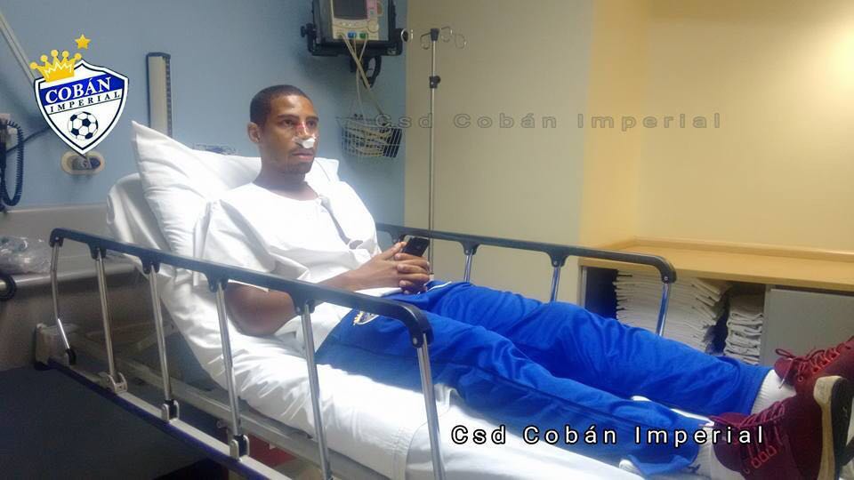 Roger Bastos se recupera de la operación por una múltiple fractura en la nariz. (Foto Prensa Libre: cortesía Cobán Imperial)