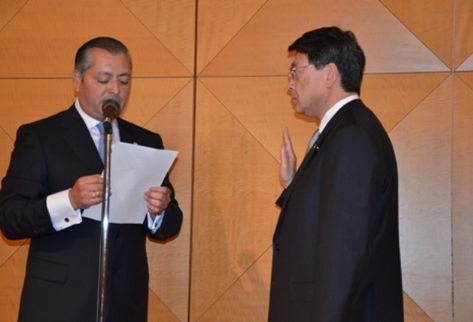 El Embajador de Guatemala en Japón, Byron Escobedo juramenta al nuevo cónsul honorario Takao Nagoya.