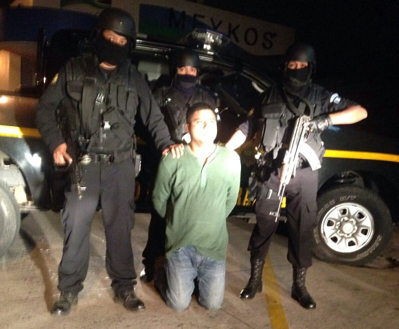 Agentes de la Fuerza de Tarea Antisecuestros, al momento de la captura de Oliva LAra. (Foto Prensa Libre: PNC)