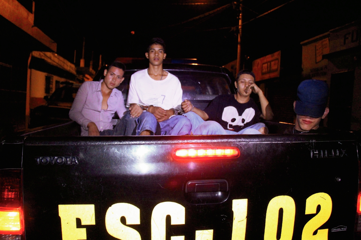 Cuatro presuntos  delincuentes fueron detenidos en la cabecera de Escuintla, cuando empujaban una moto robada. (Foto Prensa Libre: Carlos Paredes)