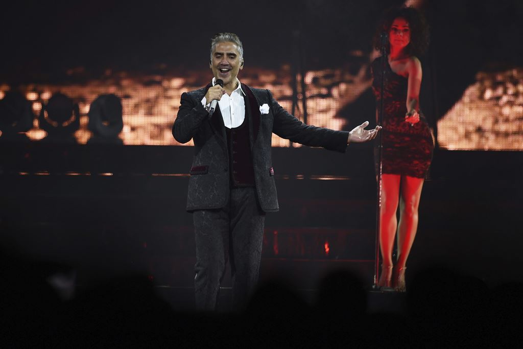El cantante mexicano Alejandro Fernández celebra la Independencia de su país. (Foto Prensa Libre: EFE)