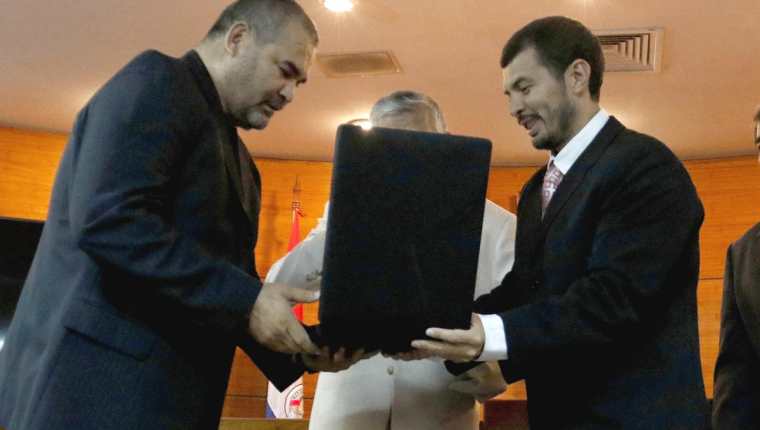 El exarquero internacional paraguayo José Luis Chilavert (i), recibe su placa de ciudadano ilustre de la capital paraguaya, entregado por el concejal Hugo Ramírez. (Foto Prensa Libre: EFE)
