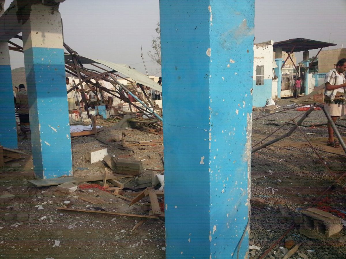 Escombros quedaron tras el bombardeo de la coalición en el hospital de Médicos Sin Fronteras. (Foto Prensa Libre: AFP).