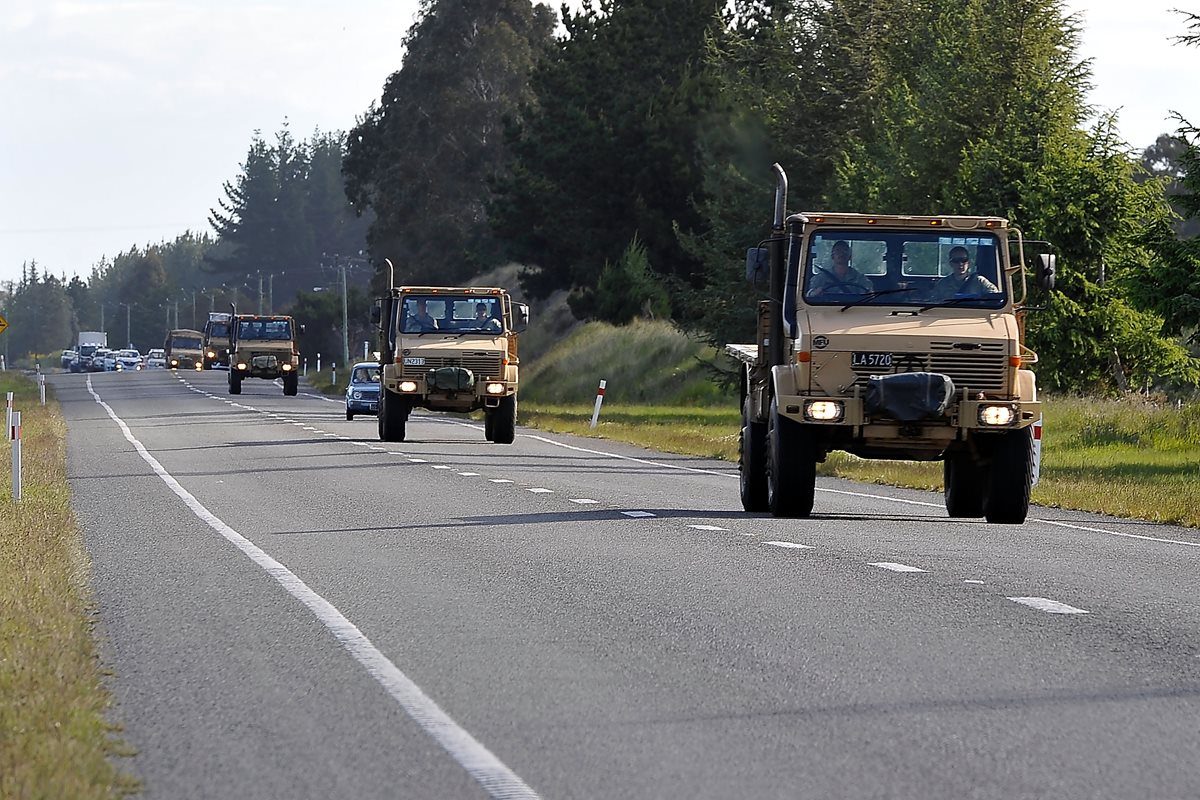 Un convoy del ejército se dirige a Kaikoura para traer los suministros necesarios para la ciudad después del terremoto del 14 de noviembre último. (Foto Prensa Libre: AFP).