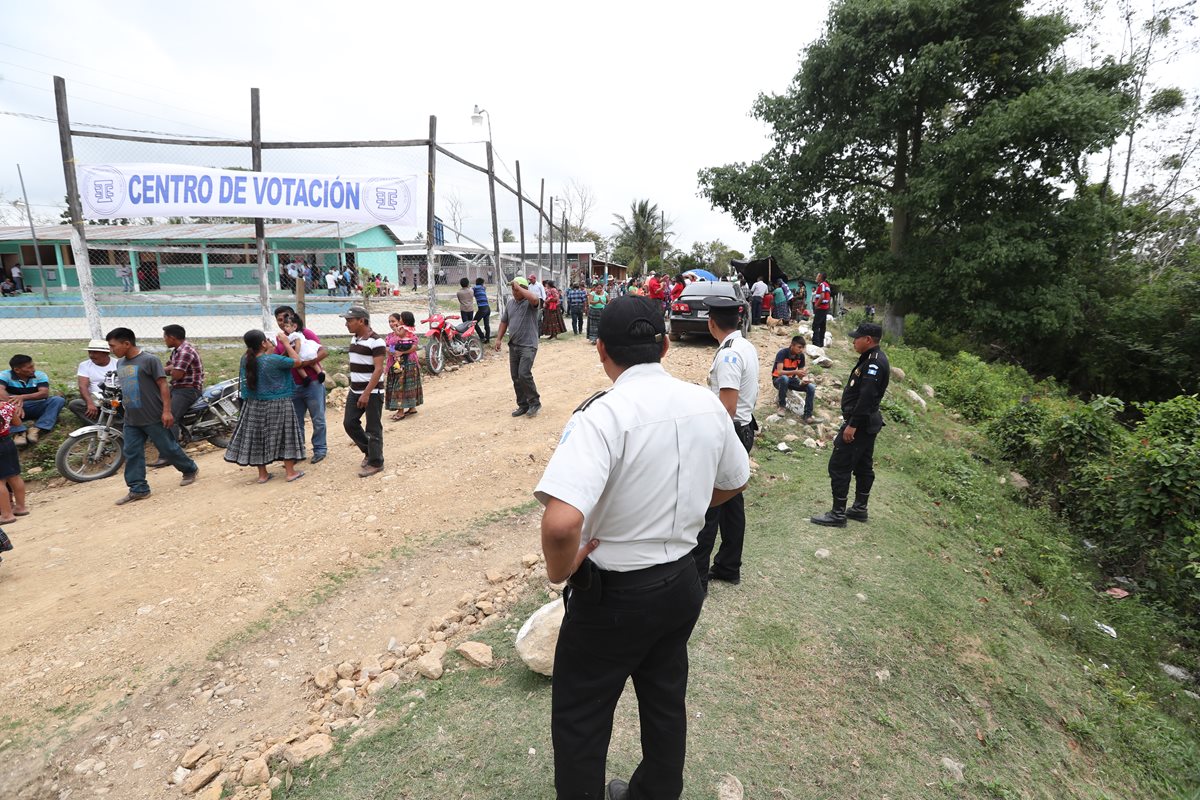 Elementos de la Policía Nacional Civil brindaron seguridad durante la jornada cívica.
