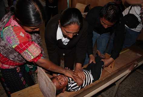 Autoridades pesan y miden a los niños del municipio de Santiago Chimaltenango, Huehuetenango como parte del programa  Mi Bono Seguro . (Foto Prensa Libre: Mike Castillo)