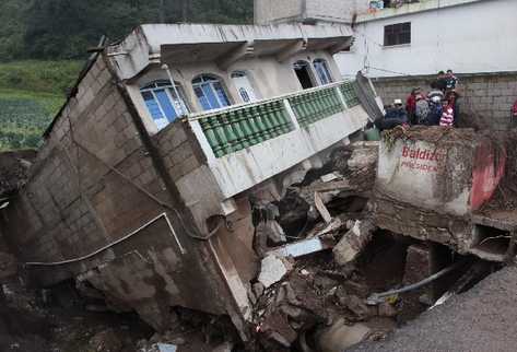 VARIAS VIVIENDAS destruidas quedaron en diversas áreas de Almolonga, Quetzaltenango, donde la fuerte lluvia del miércoles ocasionó deslaves e inundaciones.