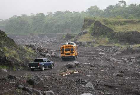 falta de carreteras adecuadas, en los   poblados aledaños al Volcan de Fuego, dificultan el acceso.