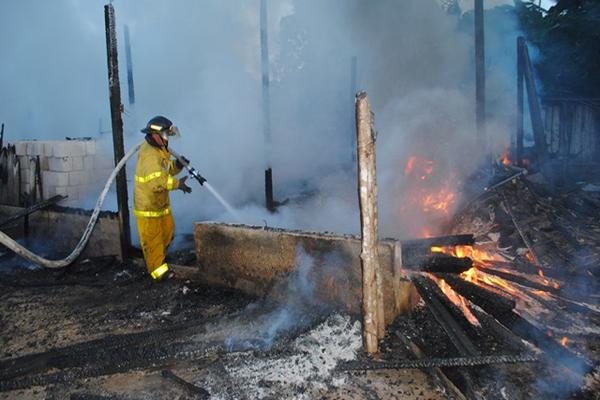 Una vivienda en el barrio Las Delicias en Poptún, Petén. El siniestro no dejó víctimas mortales. (Foto Prensa Libre: Rigoberto Escobar)