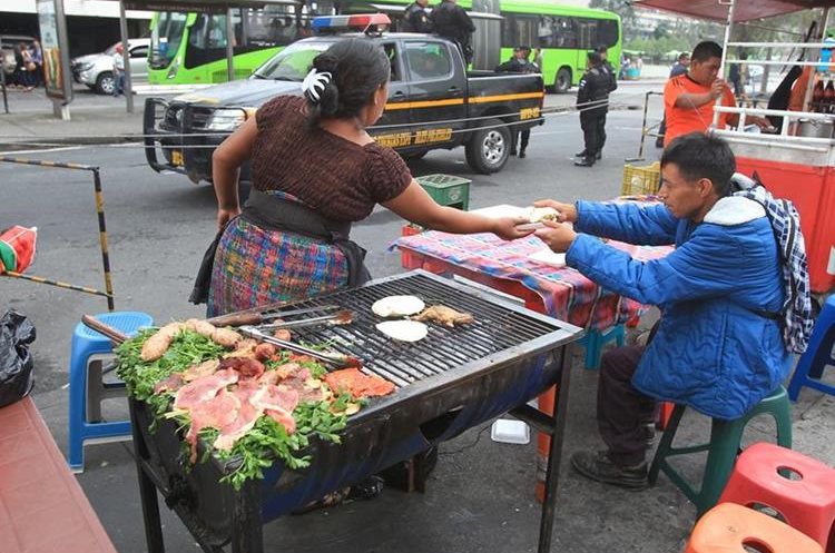 Ingerir alimentos contaminados es la principal causa por las que se adquieren enfermedades diarreicas. (Foto Prensa Libre: Hemeroteca PL)