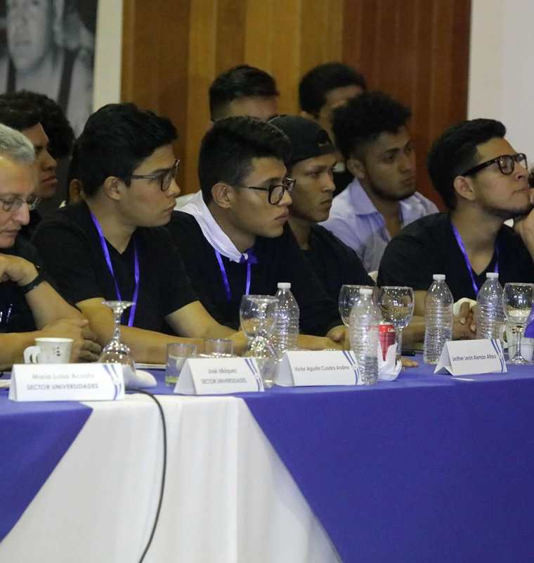 Representantes de estudiantes universitarios participan en el diálogo nacional entre representantes del Gobierno, obispos católicos de Nicaragua. (AFP).