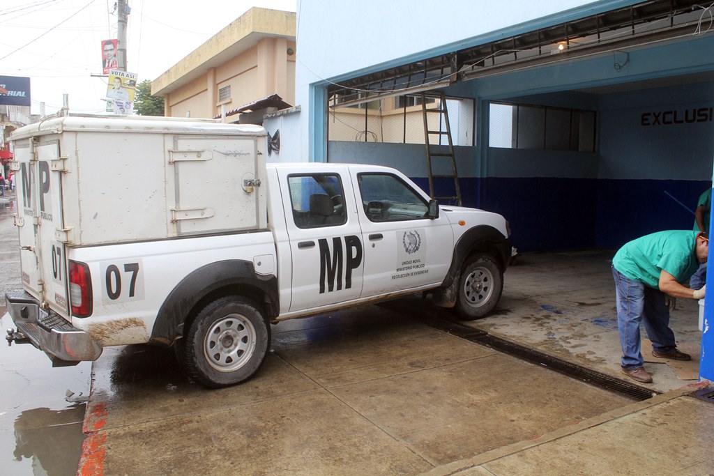 Vehículo del MP traslada el cadáver de Magdalena Méndez a la morgue de Jalapa. (Foto Prensa Libre: Hugo Oliva)