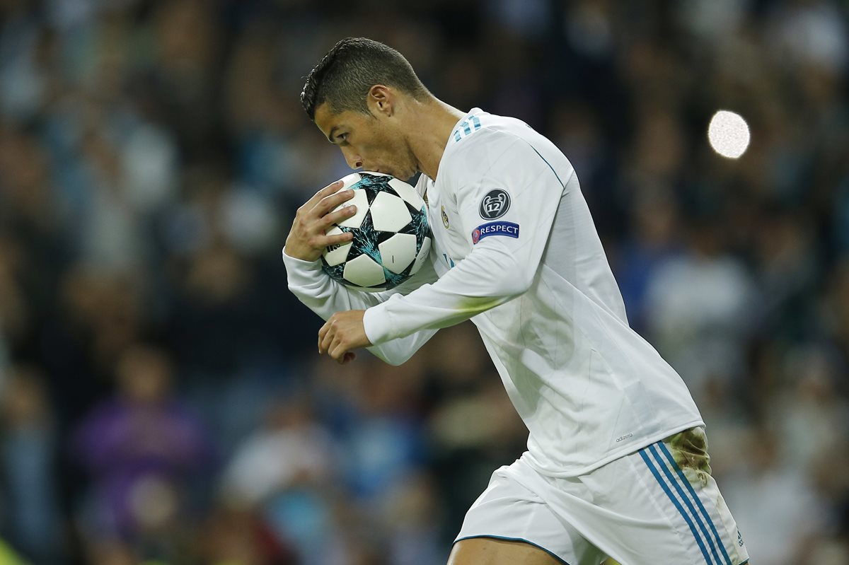 Cristiano Ronaldo ha demostrado que no solo anota golazos en la cancha, también lo hace solidarizando con las personas que lo necesitan. (Foto Prensa Libre: AP)