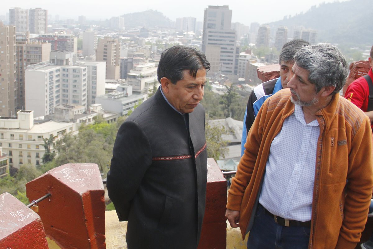 El ministro de Relaciones Exteriores de Bolivia, David Choquehuanca (izq.) visita Chile. (Foto Prensa Libre: EFE).