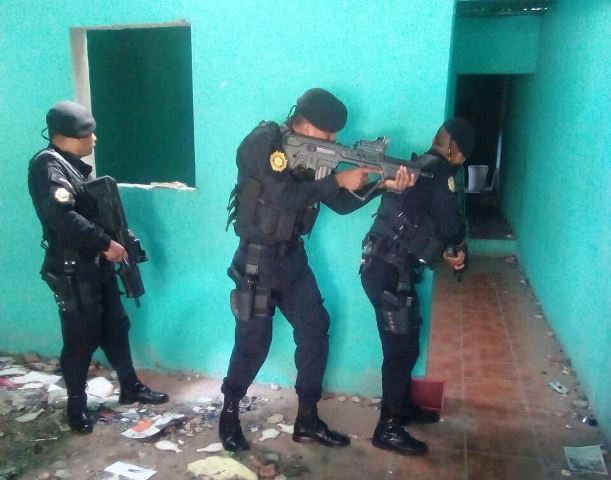 Policías en allanamiento en vivienda abandonada en zona 12. (Foto Prensa Libre: PNC)