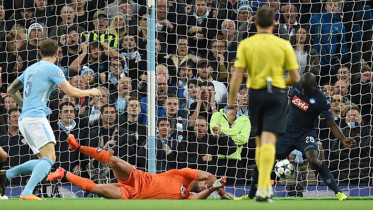 El portero del Nápoli no puede evitar el tanto de Gabriel Jesús, del City.